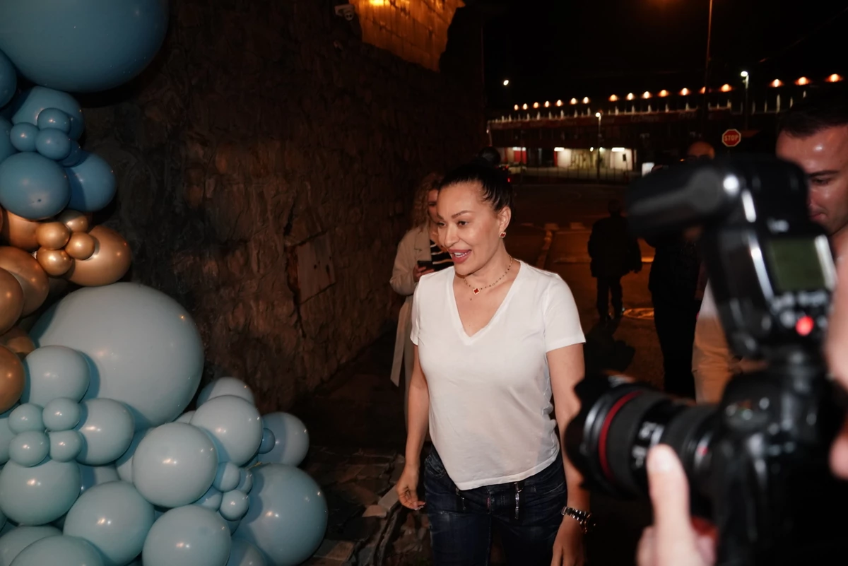 izrez-do-kuka-pa-pozadina-sevnula-ceca-oduzela-dah-stajlingom-foto.jpg IZREZ DO KUKA, PA POZADINA SEVNULA! Ceca oduzela dah stajlingom! (Foto)