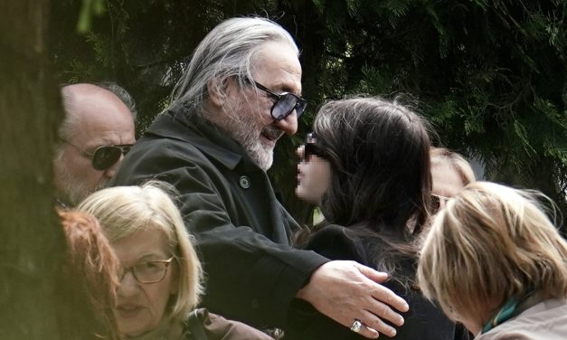 Nikolina Pišek se skinula pred godišnjicu smrti supruga: Voditeljki zabranili pristup pomenu Vidoja Ristovića, ona ovako odgovorila