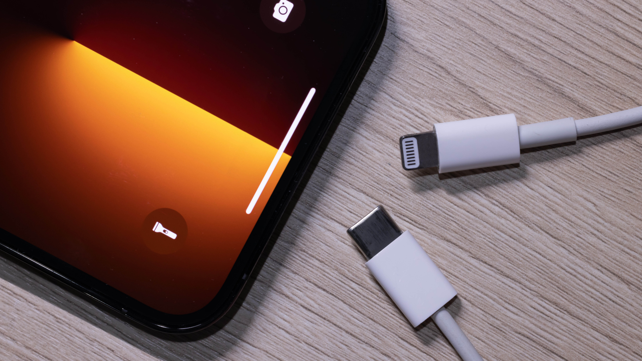 Evropska unija upozorila Apple da ne usporava USB-C punjače na novim iPhone uređajima