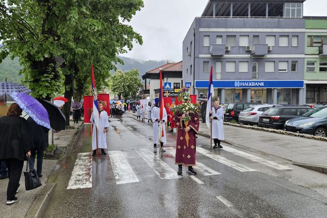 Lepa slika u Priboju: Litija prošla na čelu sa srpskom trobojkom, ni kiša je nije omela
