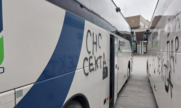 Novo: Autobusi čačanskog drumskog saobraćaja imaju izbušene gume, natpisi „SNS sekta“ na vozilima