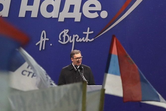 vucic-stigao-u-kragujevac-na-skupstinu-sns.jpg Vučić stigao u Kragujevac na skupštinu SNS