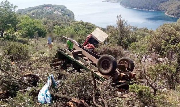 Povređeno 16 maturanata u sletanju traktora s puta: Vozio ga maloletnik, osmoro ih je u bolnici