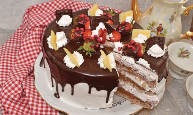 Oko ove torte ima mnogo posla, ali već prvi zalogaj će vas raspametiti: Badem torta sa jagodama (recept)