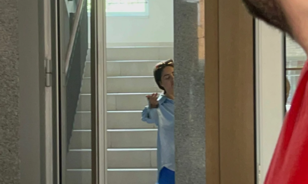 VEĆ MU ZAKUVALA ČORBU: Anđela Đuričić URLALA na Zvezdana ispred stana na Novom Beogradu, džakovi na sve strane