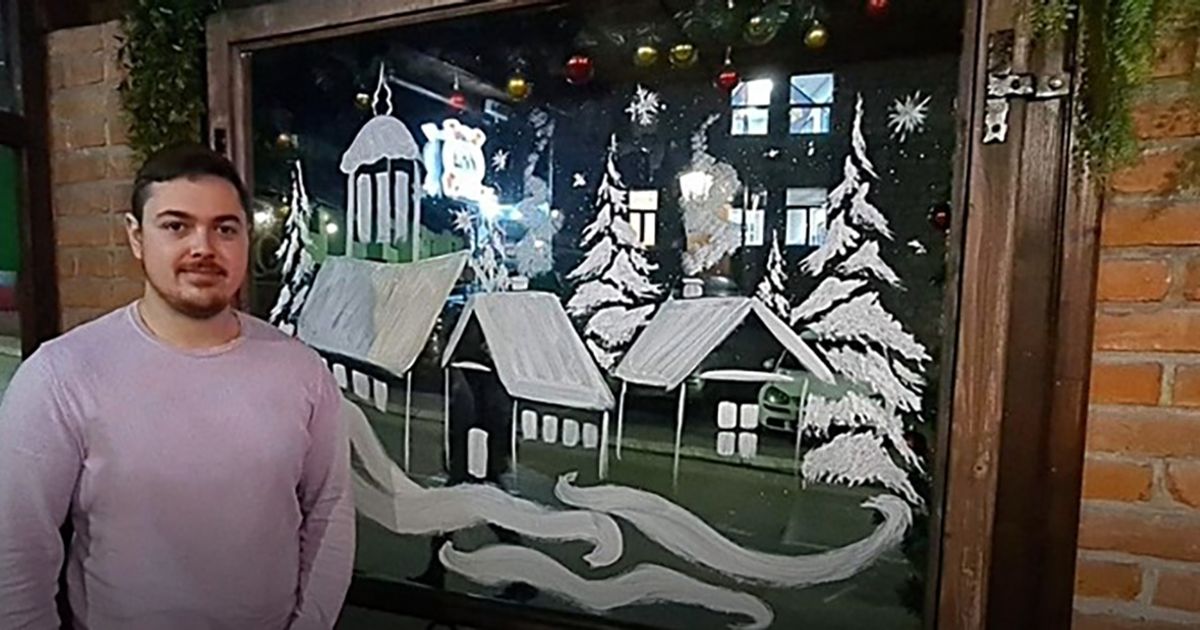Ovako izgleda Nova Varoš u novogodišnjoj noći: Nema snega, ali se Dejan potrudio da ga oslika na staklu