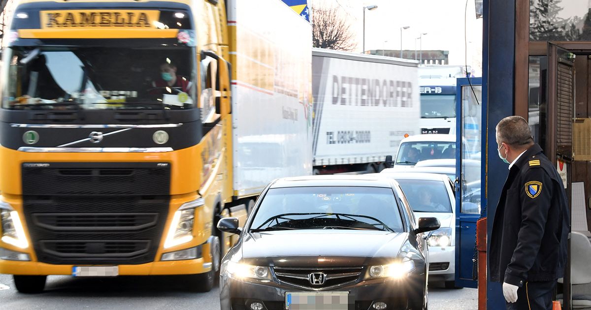 Teretnjaci na Horgošu čekaju šest sati, na Kelebiji tri, na Batrovcima dva