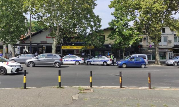 Čovek stoji na kružnom toku i glumi policajca: Raširio ruke, reguliše saobraćaj, a onda mu je prišla ONA