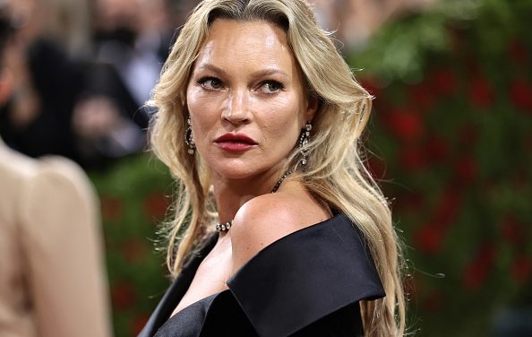 Kako nositi mini haljine leta 2024. prema Kate Moss