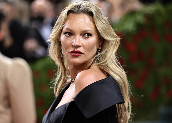 Kako nositi mini haljine leta 2024. prema Kate Moss