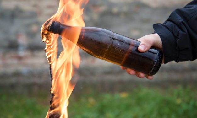 Demonstranti u Tirani gađali policiju Molotovljevim koktelom: Zapaljiva smesa im pala pod noge