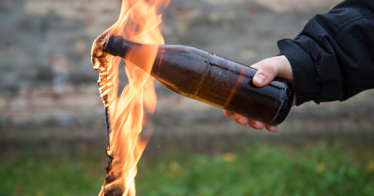 Demonstranti u Tirani gađali policiju Molotovljevim koktelom: Zapaljiva smesa im pala pod noge