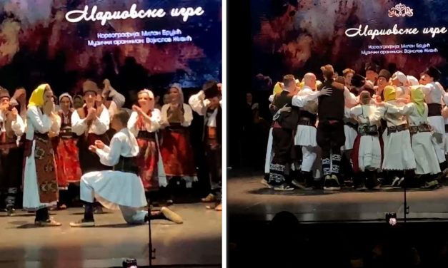 Emotivan snimak folkloraša: Zaprosio devojku nakon koncerta, ona ostala u šoku, pa im svi pritrčali u zagrljaj
