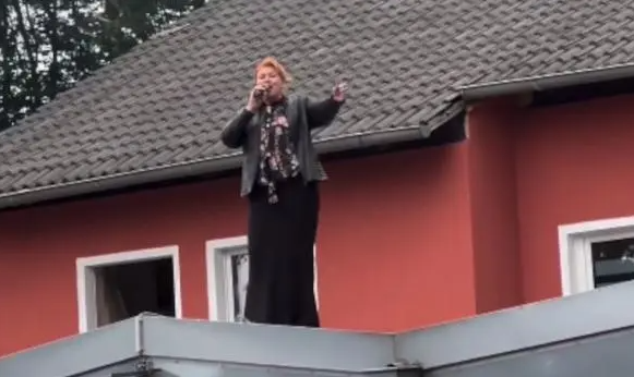 Ćana se popela NA KROV da peva – apsolutni hit na mrežama, narod oduševljen (VIDEO)