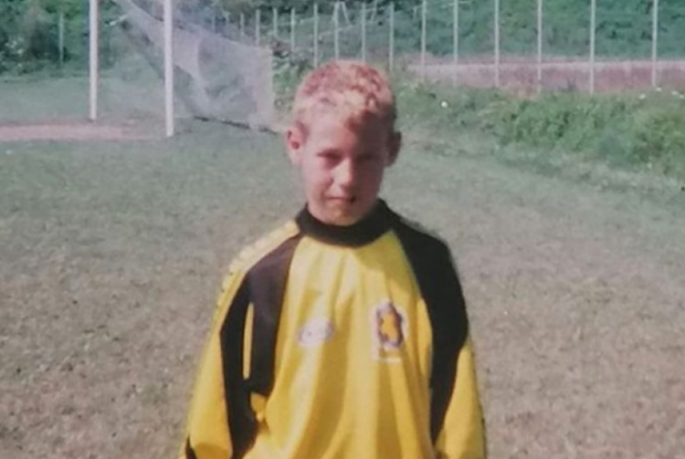 Teško detinjstvo ga nije sprečilo da USPE U ŽIVOTU, danas je poznati sportista, a zbog prelepe žene mu svi zavide