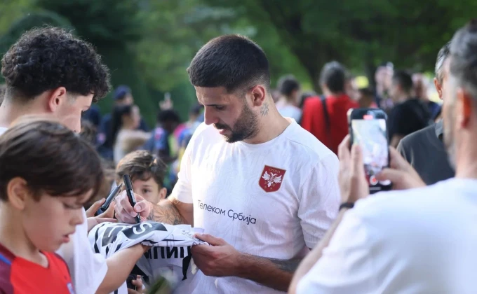 Fudbaleri Srbije odradili trening u parku, Bečlije oduševljene