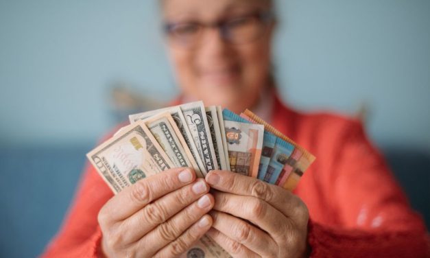 Kakva srećnica! Žena će naslediti MILION dolara od bivšeg dečka s kojim je raskinula pre 35 godina