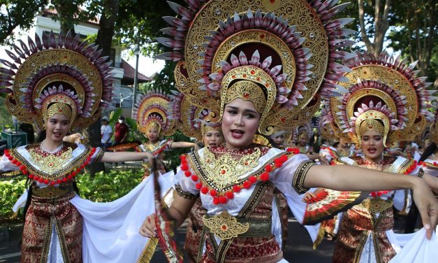 Plesačice u tradicionalnim nošnjama spremne za paradu: Na Bliju se održava godišnji festival umetnosti