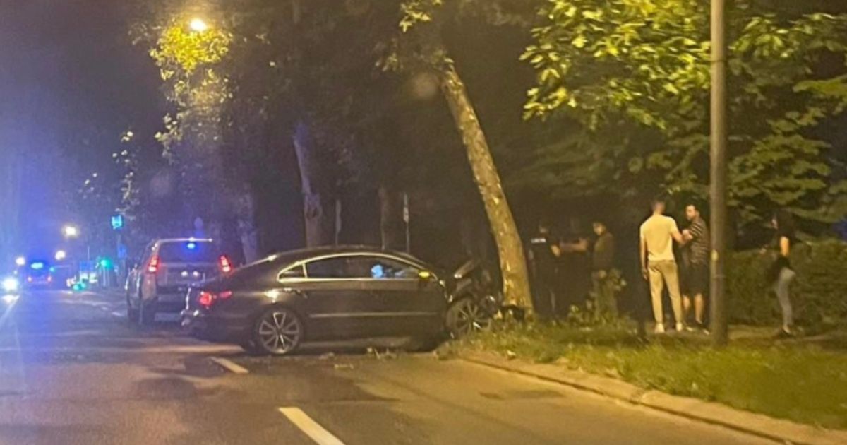 jeziv-prizor-u-kragujevcu-automobil-se-zakucao-u-drvo-policija-na-licu-mesta.jpg Jeziv prizor u Kragujevcu: Automobil se zakucao u drvo, policija na licu mesta