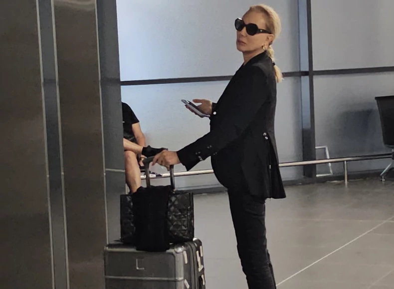 Paparaco: Lepa Brena u patikama!