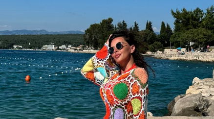 Sonja Vuksanović se sunča u čipkanom vešu, a preko samo skroz providni ogrtač! (Foto)