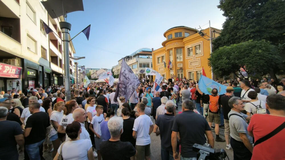 „Rio Tinto, marš iz Srbije“: Protest „svelitijumski sabor“ u Loznici okupio građane iz mnogih delova zemlje