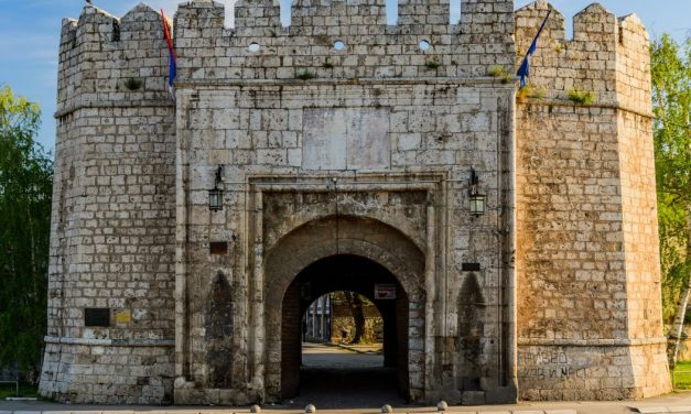 Nekoliko puta rušena i obnavljana, tvrđava ponosito čuva istoriju ovog grada