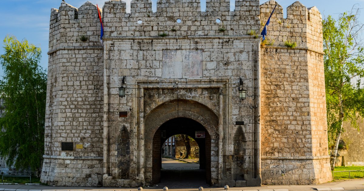 Nekoliko puta rušena i obnavljana, tvrđava ponosito čuva istoriju ovog grada