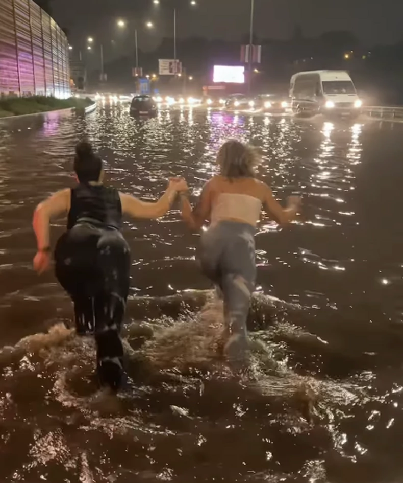 Kanalizacija se izlila, a bivša zadrugarka uskočila u vodu! (Video)
