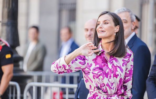 Cvetna košulja haljina koju nosi kraljica Leticija je božanstvena