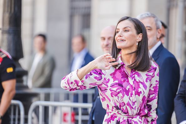 Cvetna košulja haljina koju nosi kraljica Leticija je božanstvena