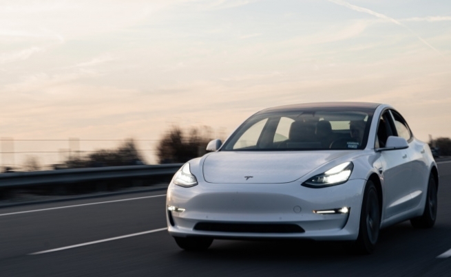 Tesla povlači 1,1 milion vozila jer prozori mogu da vam uštinu prste