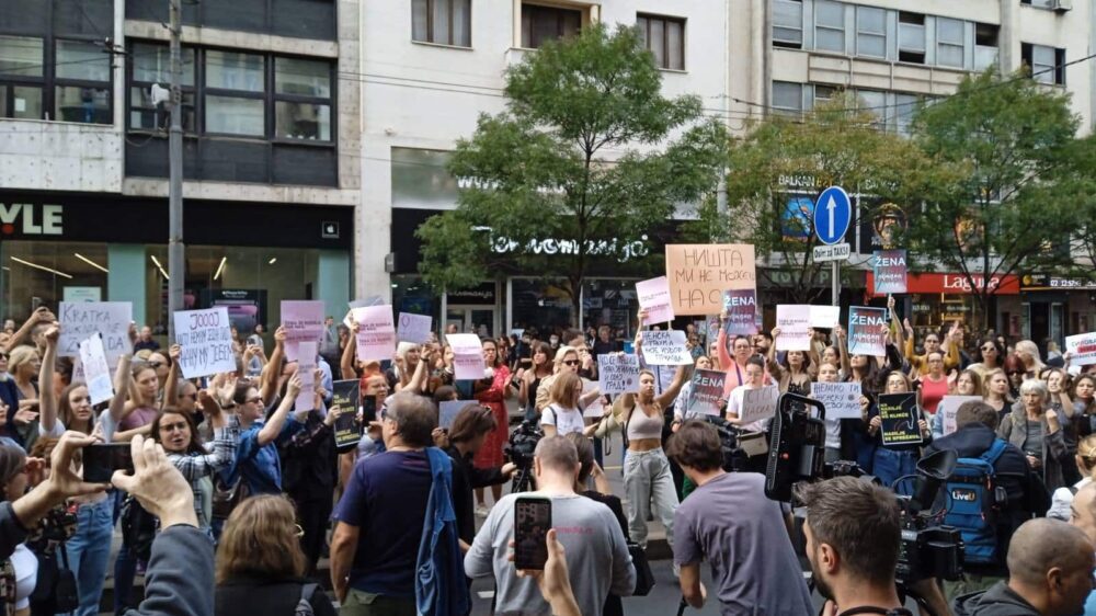 Protest ispred redakcije Informera: Više stotina ljudi uzvikuje parole kojima se traži gašenje lista (FOTO,VIDEO)