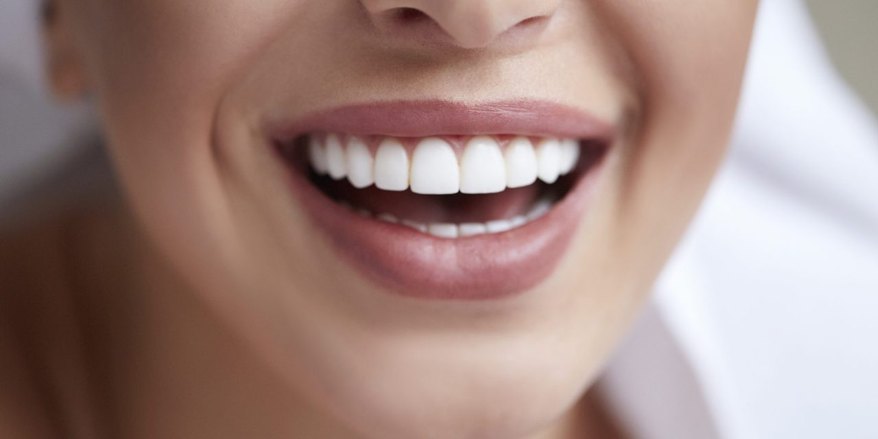 Vodica za izbeljivanje zuba sa TikToka: Istražujemo koliko je ovaj novi trend oralne higijene zapravo bezbedan?