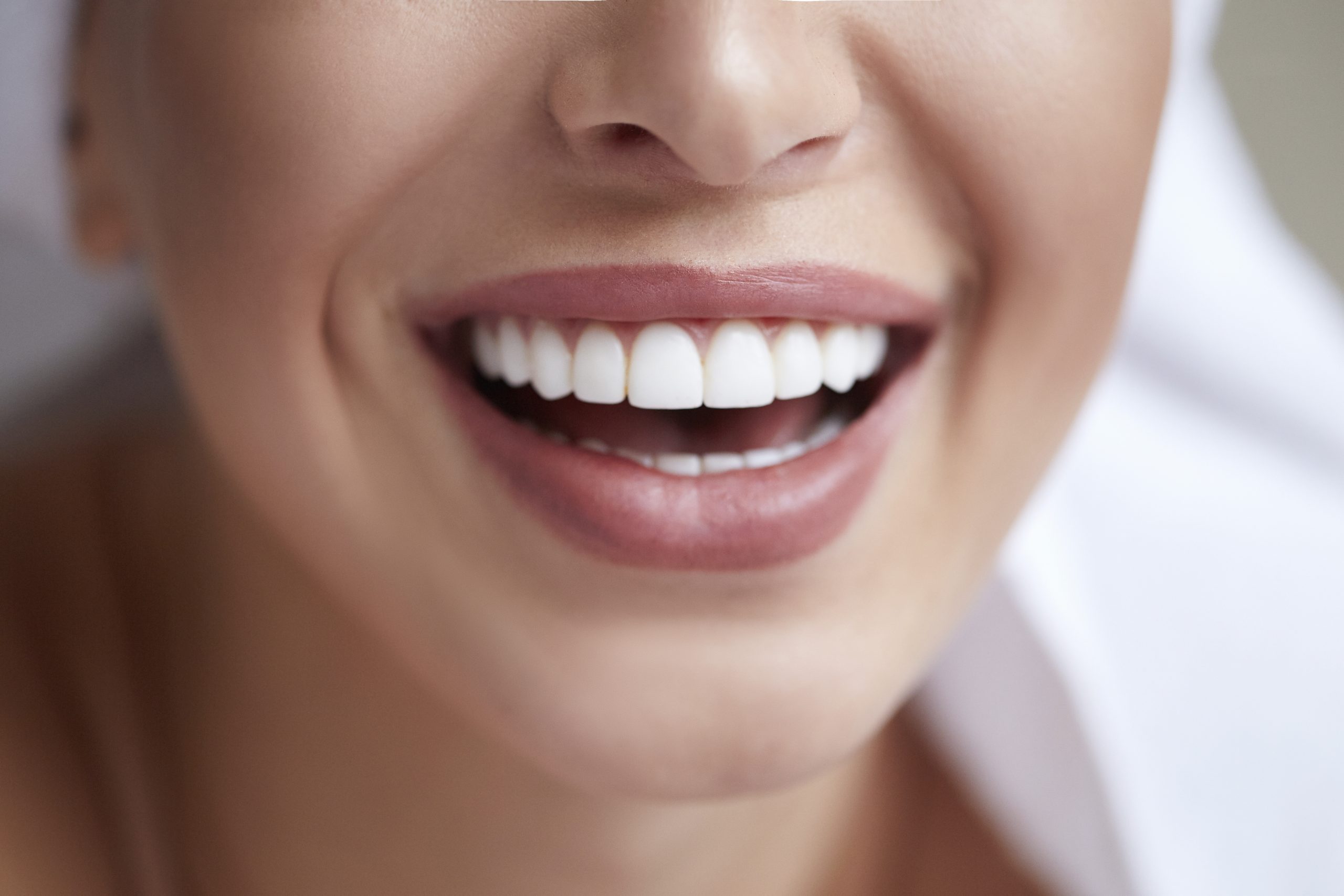 Vodica za izbeljivanje zuba sa TikToka: Istražujemo koliko je ovaj novi trend oralne higijene zapravo bezbedan?
