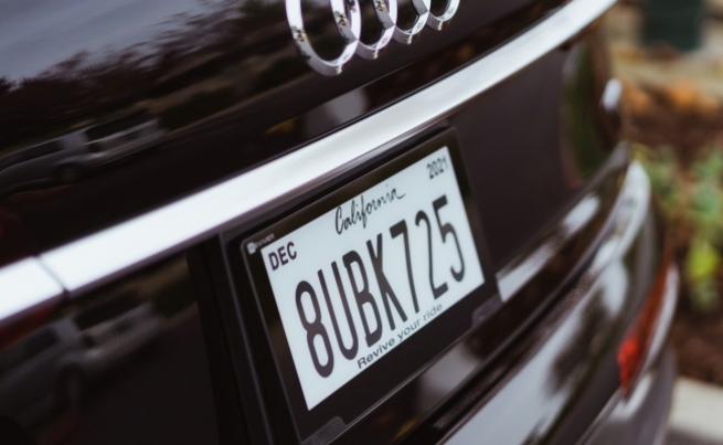 Kalifornija legalizuje digitalne registarske tablice za sve automobile