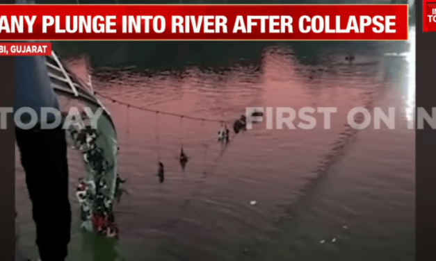 (VIDEO) Urušio se most u Indiji, stotine ljudi upalo u reku, stradala najmanje 91 osoba
