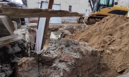 Građevinska inspekcija preuzela slučaj urušavanja dela betonskog zida u ulici Prote Mateje