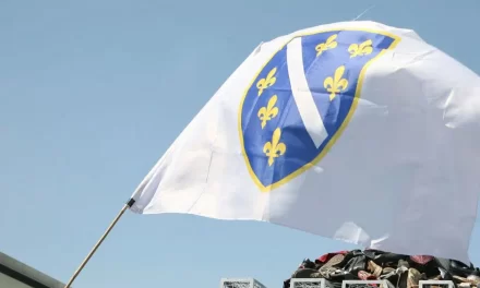 U Bužimu održan skup sa ratnim zastavama Armije BiH i pokličima „Alahu ekber“