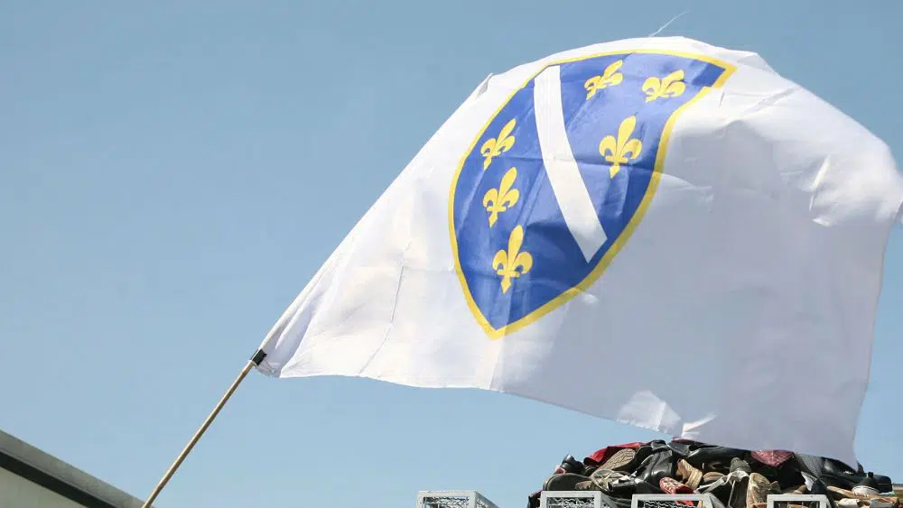 U Bužimu održan skup sa ratnim zastavama Armije BiH i pokličima „Alahu ekber“