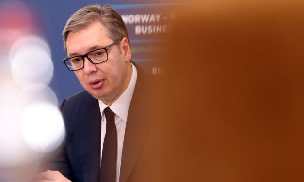 Pink: Vučić na sastanku SNS poručio saradnicima da je spreman da se povuče
