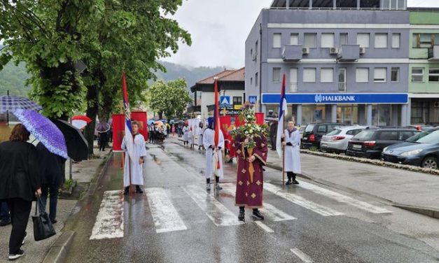 Lepa slika u Priboju: Litija prošla na čelu sa srpskom trobojkom, ni kiša je nije omela