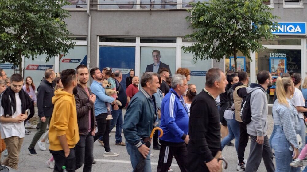 Vučićev nasmejeni lik kao da pozdravlja protestante: Kako je izgledao skup „Srbija protiv nasilja” u Kragujevcu? (FOTO)
