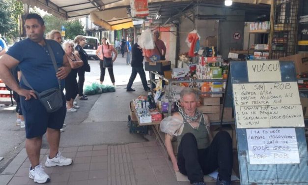 Zašto se prodavac na jednoj od najposećenijih pijaca u Nišu vezao lancima?
