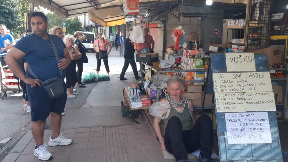 Zašto se prodavac na jednoj od najposećenijih pijaca u Nišu vezao lancima?