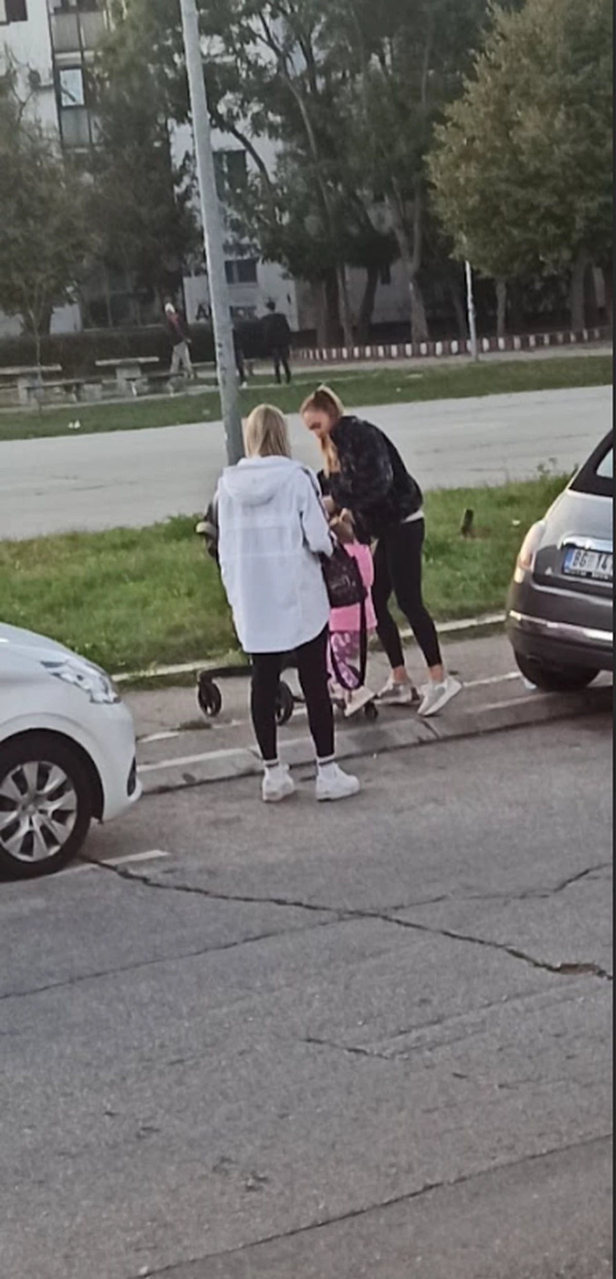 paparaco-luna-djogani-sa-cerkama-i-majkom-seta-beogradom.jpg PAPARACO: Luna Đogani sa ĆERKAMA I MAJKOM šeta Beogradom!