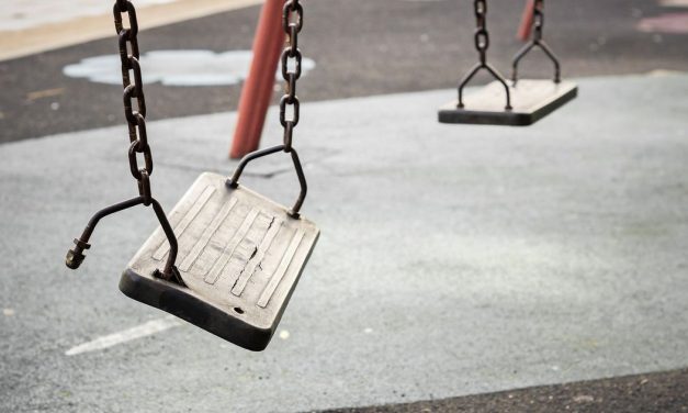 Maloletnici metalnim šipkama uništili tek sagrađeno igralište za decu