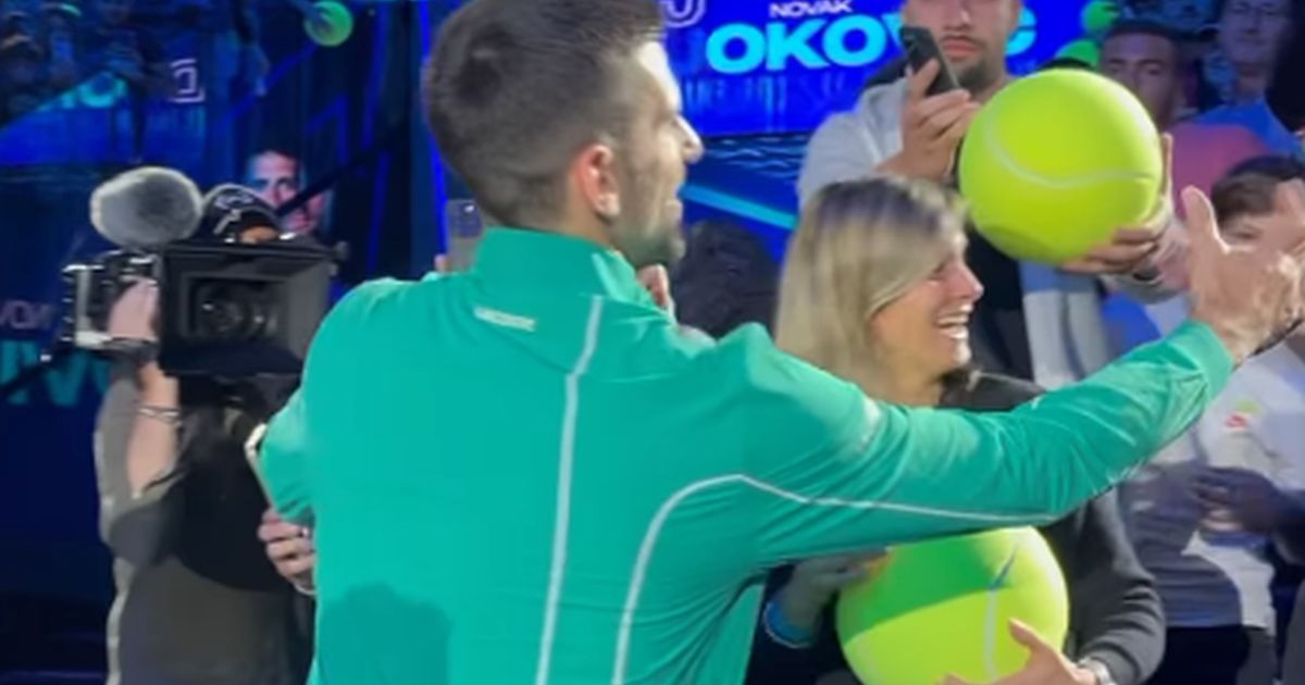 djokovic-dobio-neobican-zahtev-posle-meca-mozes-li-da-mi-se-potpises-na-grudi.jpg Đoković dobio neobičan zahtev posle meča: „Možeš li da mi se potpišeš na grudi?“