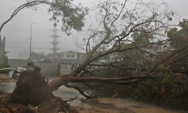 Dve osobe poginule, pista na aerodromu poplavljena: Za 24 sata u Indiju stiže jak ciklon