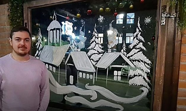 Ovako izgleda Nova Varoš u novogodišnjoj noći: Nema snega, ali se Dejan potrudio da ga oslika na staklu